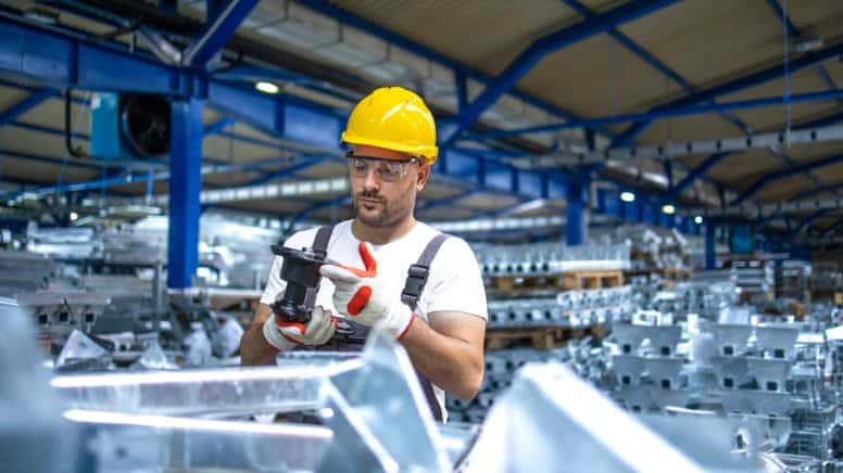 Un controleur qualité ISO 9001 qui fait un check produit