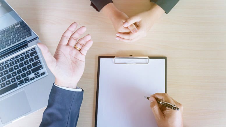 Un dirigeant d'entreprise en train d'anticiper les questions d'un audit ISO 9001