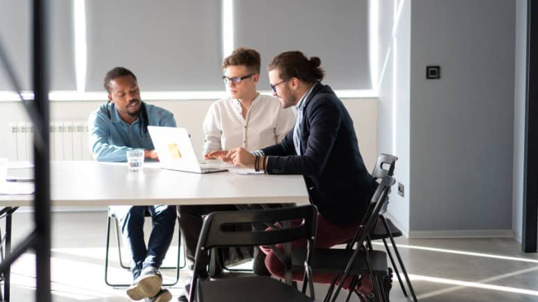 Un expert en norme ISO 9001 en train de former le personnel