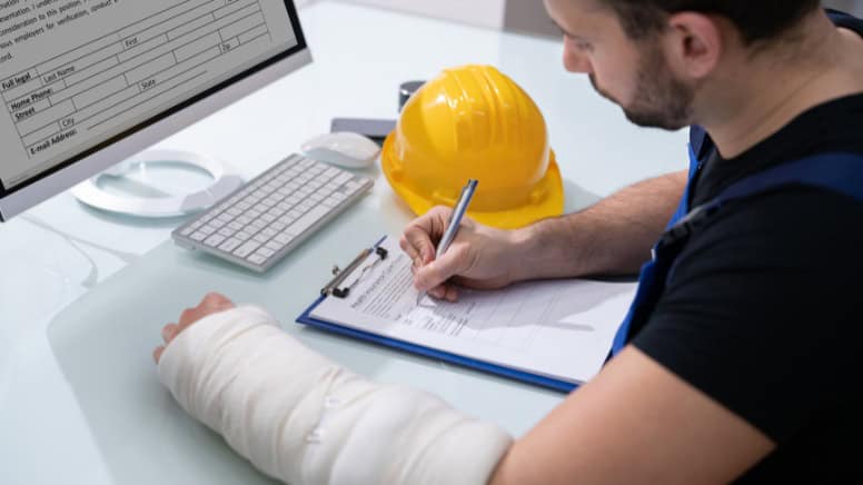 Un ouvrier victime d'accident du travail dans une usine certifiée ISO 45001