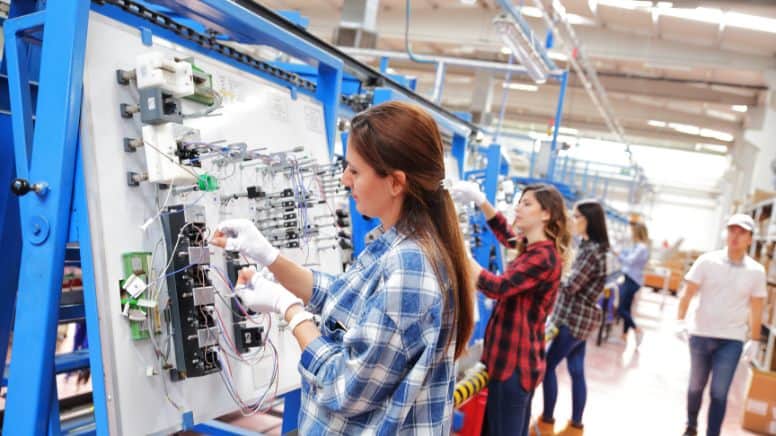 Un responsable qui surveille l'activité de production d'une usine certifiée ISO 45001