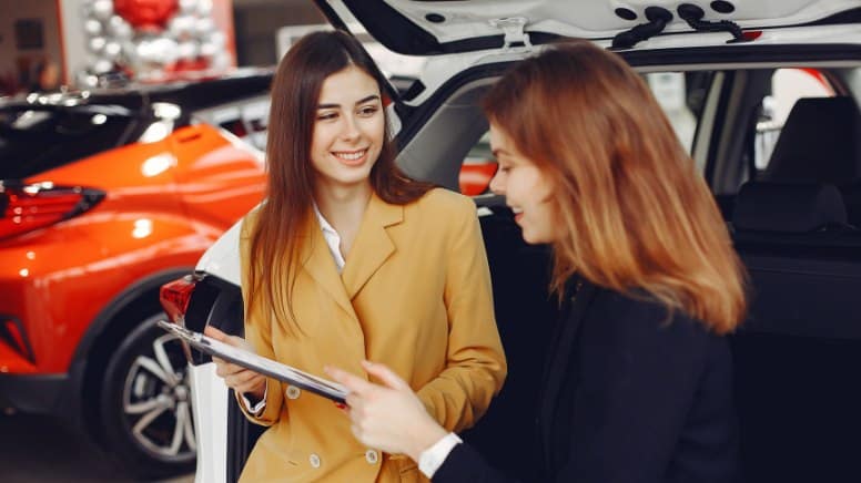 Une cliente satisfaite du service et du produit d'une entreprise grâce à la norme ISO 9001