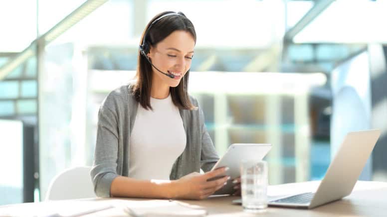 Une commerciale qui enquête à distance sur le niveau de satisfation des clients