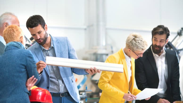 Une équipe de direction qui vient de détecter un produit non conforme à l'ISO 9001