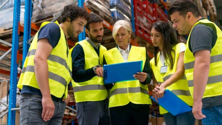 Une équipe en réunion d'information sur le SMQ dans une usine