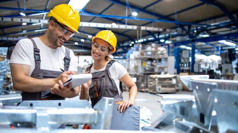 Une équipe en usine qui vient de recevoir les mises à jour sur l'amélioration des processus