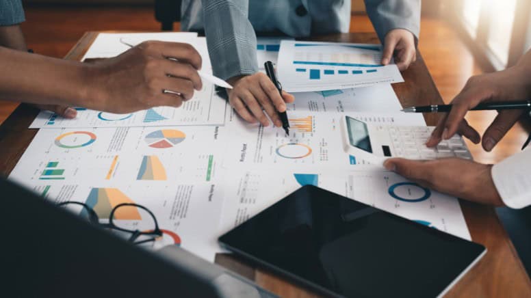 Une équipe qui évaluent les performances d'une entreprise en matière de SST