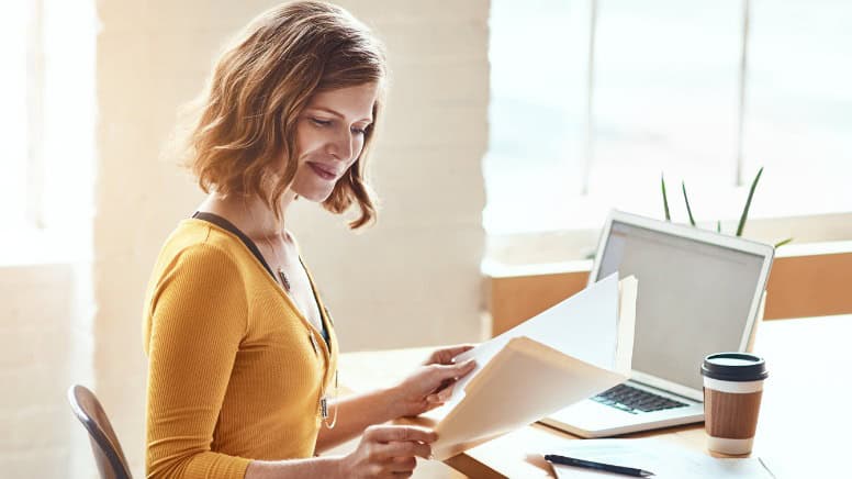 Une femme en train de vérifier les fiches processus qu'elle vient de créer