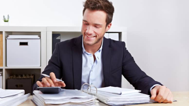 Une personne en train de préparer un audit ISO 9001
