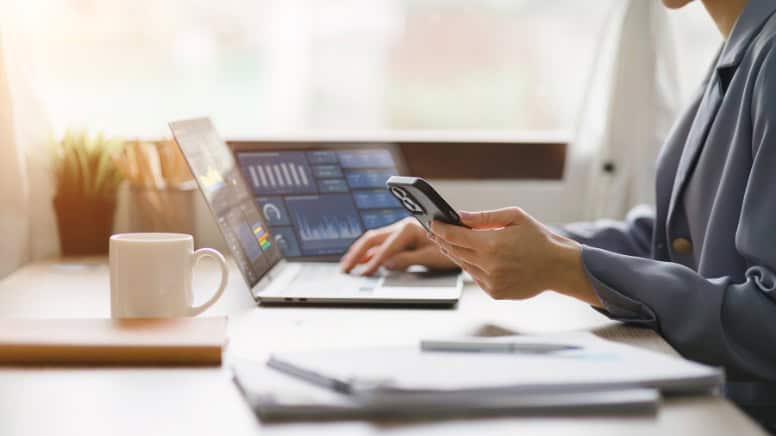 Une personne qui consulte les indicateurs de performance d'une entreprise