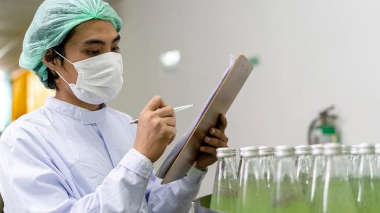 Une salarié qui applique le PDCA en usine