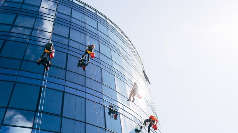 Des nettoyeurs de vitre avec de bons équipements de sécurité grâce à l'ISO 45001