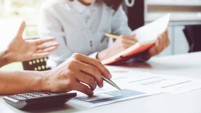 Des personnes qui font un audit interne