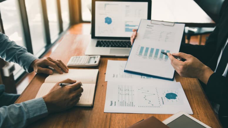 Un auditeur qui présente les résultats d'un audit à un chef d'entreprise