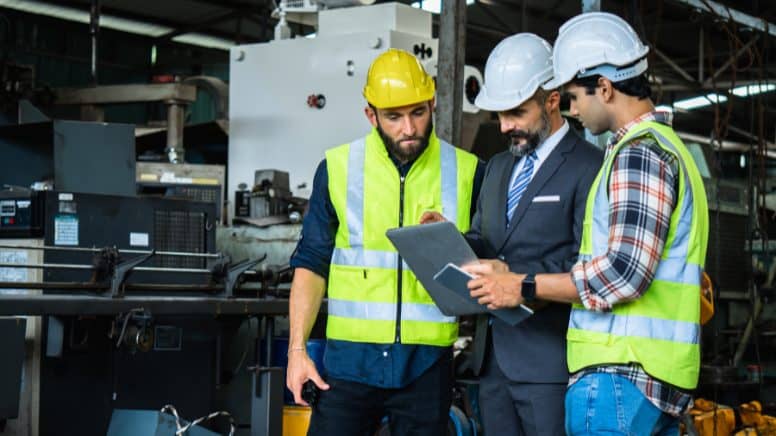 Un chef d'entreprise qui montre son engagement en matière d'ISO 45001