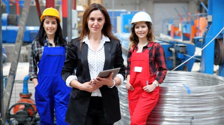 Un consultant ISO 45000 avec dans une usine
