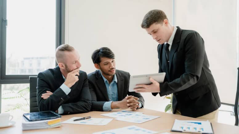 Un consultant ISO 9001 en réunion avec de dirigeant d'entreprise