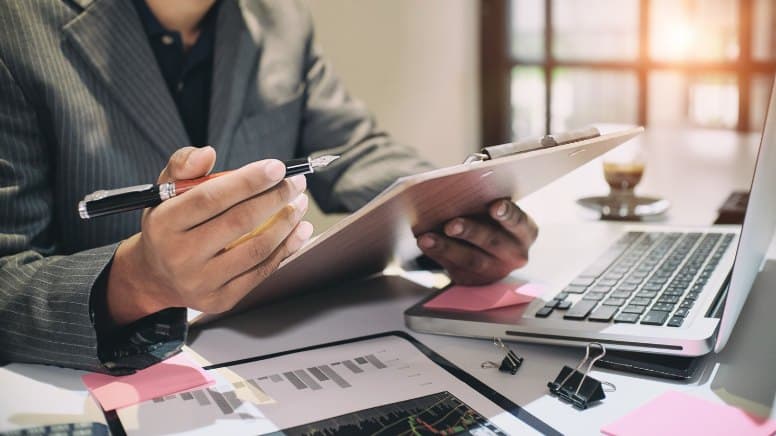 Un expert qui prépare un audit ISO 45001