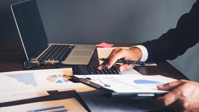 Un expert qui prépare un audit pour une entreprise