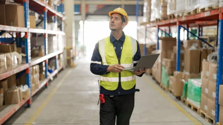 Un homme qui évalue les risques en usine pour la rédaction du DUERP