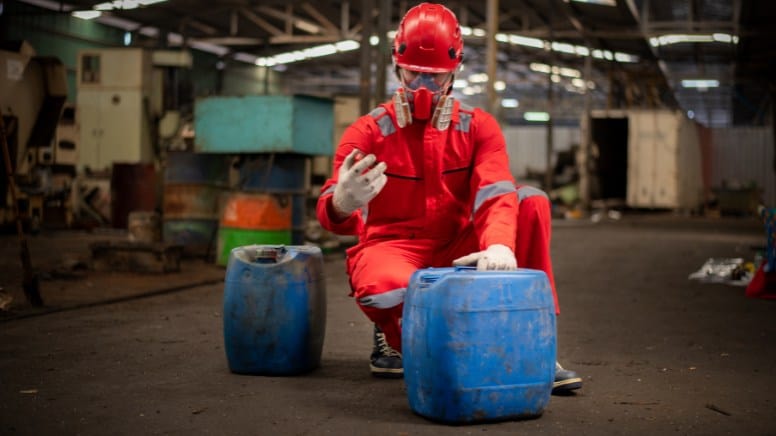 Un ouvrier en usine bien protégé grâce à la norme ISO 45000