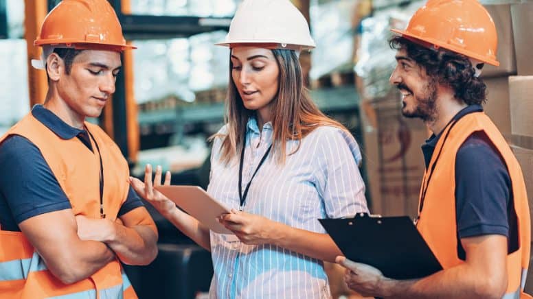 Un responsable qui explique au personnel leurs rôles, responsabilités et les exigence de l'ISO 45001