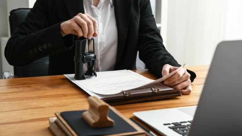 Un responsable qui valide des documents concernant la SST dans une entreprise
