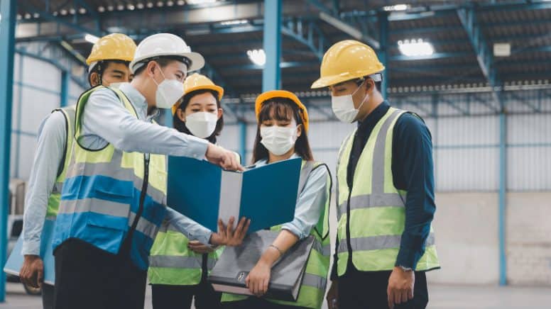 Un spécialiste qui présente les exigences de l'ISO 45001 au personnel d'une entreprise
