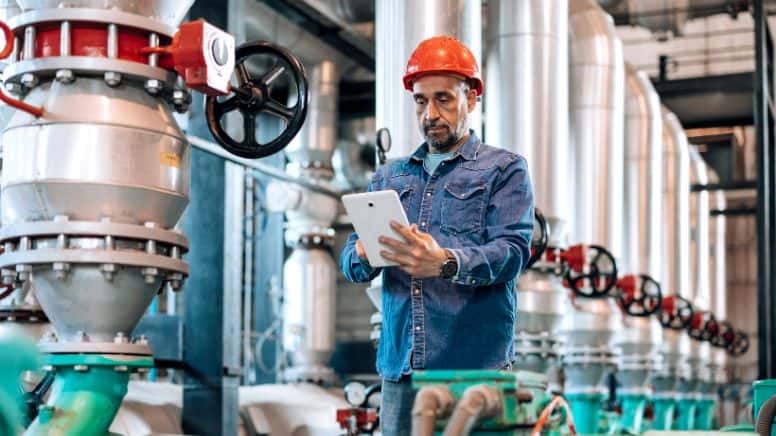 Un technicien auditeur LPA qui supervise la production dans une industrie