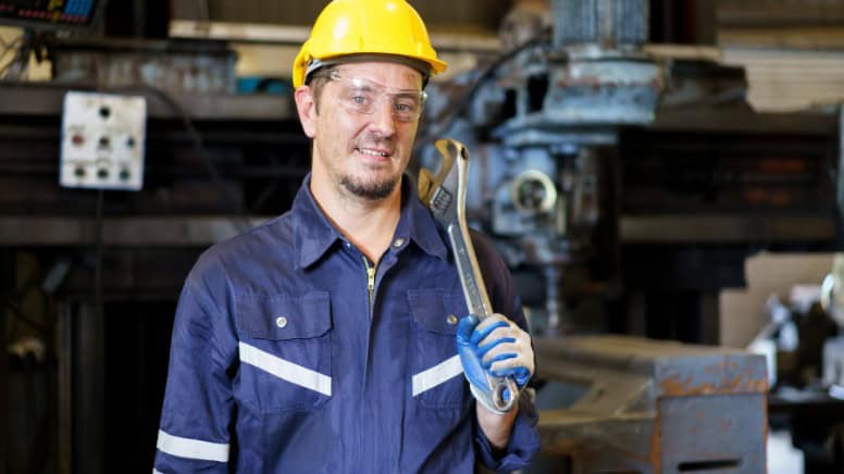 Un technicien en usine qui vient d'installer de nouvelles machines