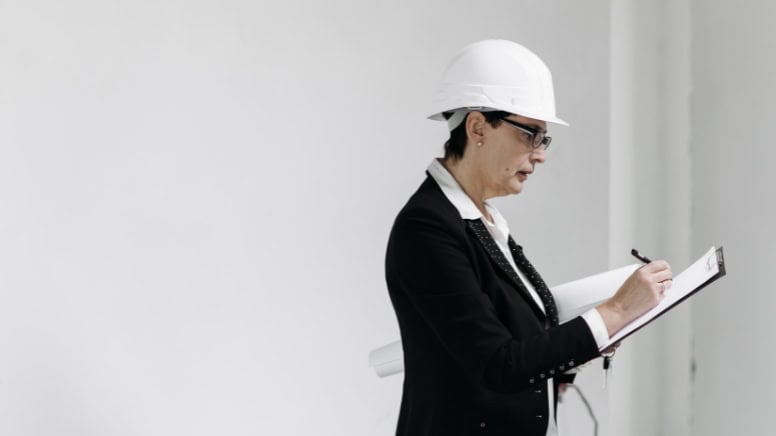 Une consultante ISO qui évalue la situation actuelle d'une entreprise