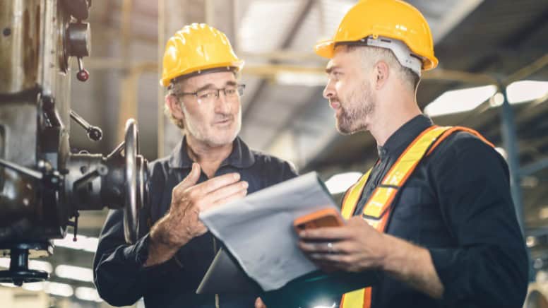 Une équipe AMDEC qui analyse les causes d'une défaillance dans une usine