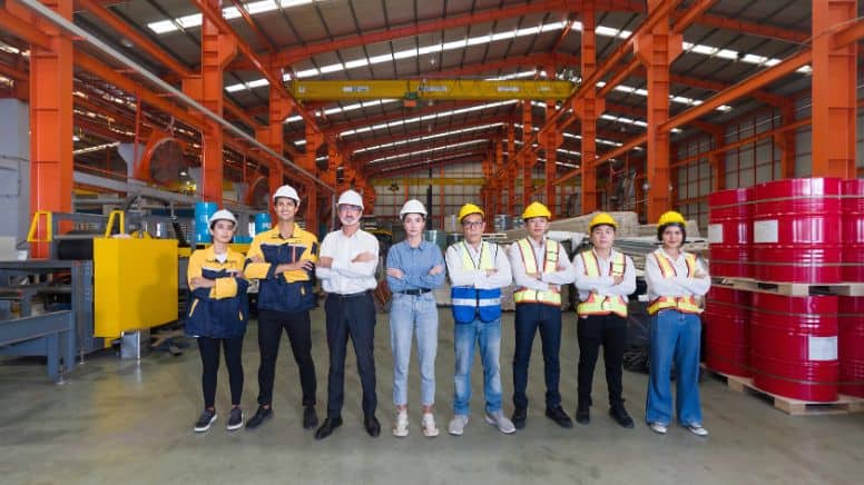 Une équipe d'auditeurs de processus de fabrication dans une usine