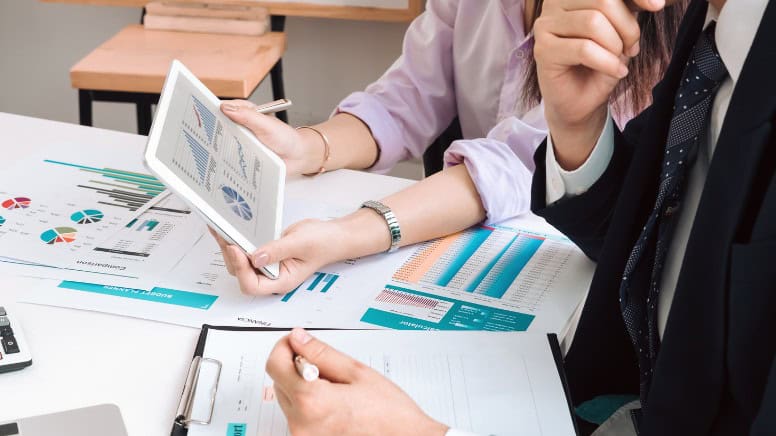 Une équipe qui analyse les performances d'un système de management SST d'une entreprise