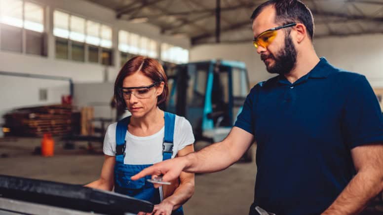 Une formation en usine pour d'une personne pour son sécurité suivant la norme ISO 45001