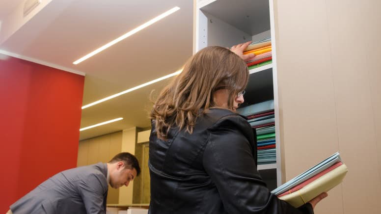 Une personne en train de classer des documents concernant une entreprise