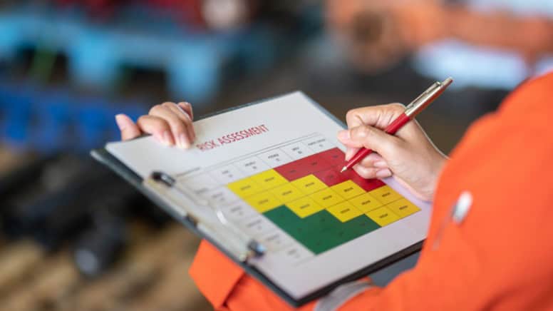 Une personne qui classifie les risques dans une usine