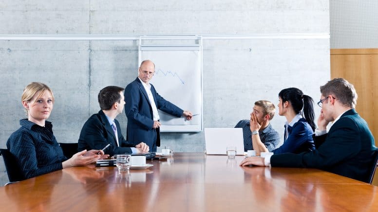 Une personne qui présente les résultats d'un audit