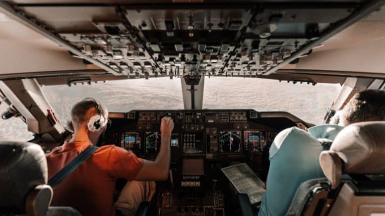 Des clients qui testent un avion construit suivant la norme EN 9100