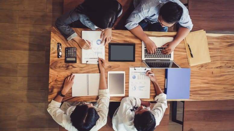 Des personnes qui préparent un audit interne d'une entreprise