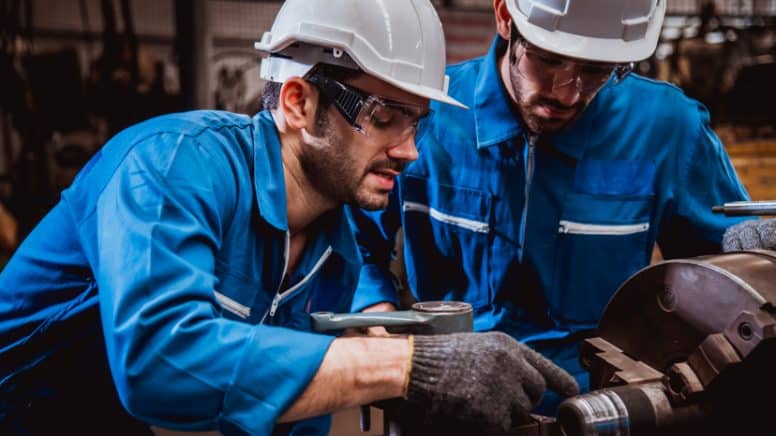 Des travailleurs d'une industrie certifiée EN9100