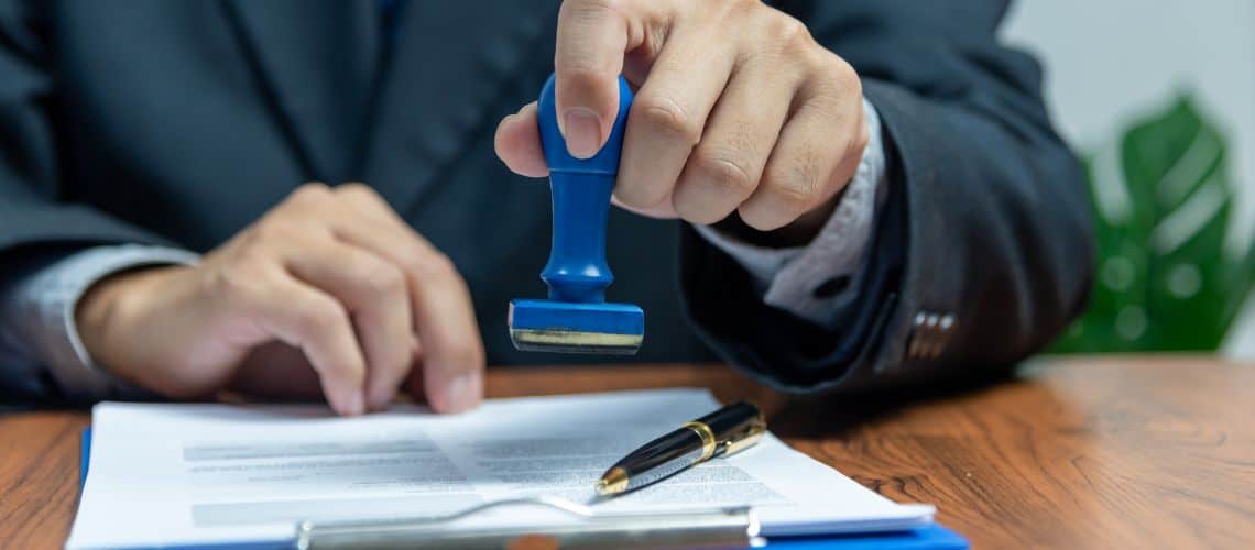 Un auditeur qui valide la certification EN 9100 d'une entreprise