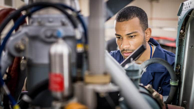 Un ouvrier formé aux standards de qualité de l'EN 9100