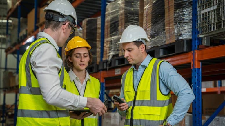 Une équipe en train de structurer les processus d'une entreprise suivant la norme EN 9100