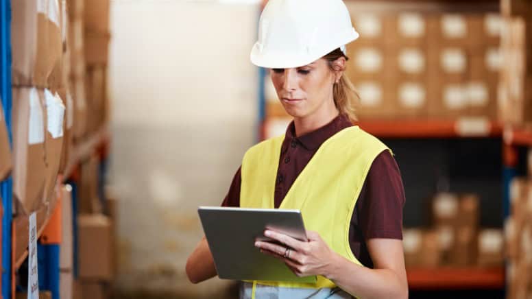 Une personne qui fait un état des lieux d'une entreprise pour la certification EN 9100