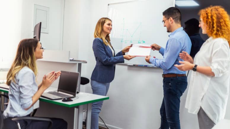 Une remise de certificat suite à un audit de certification EN 9100 réussi