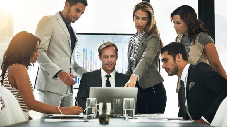 Une réunion de direction d'une entreprise certifiée EN 9100