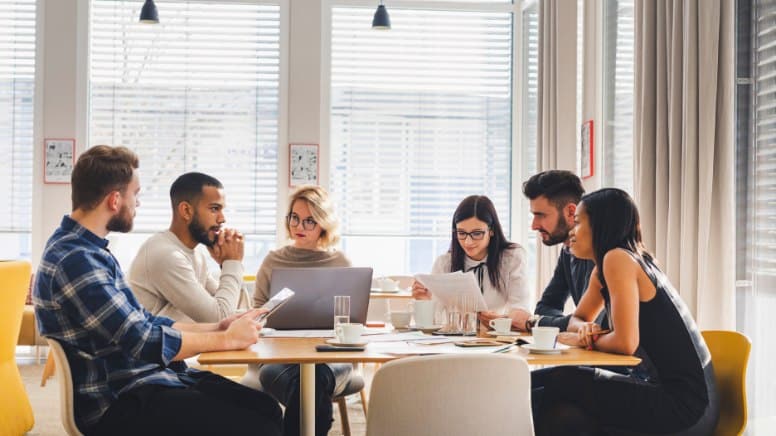 Une réunion de préparation du processus de certification EN 9100