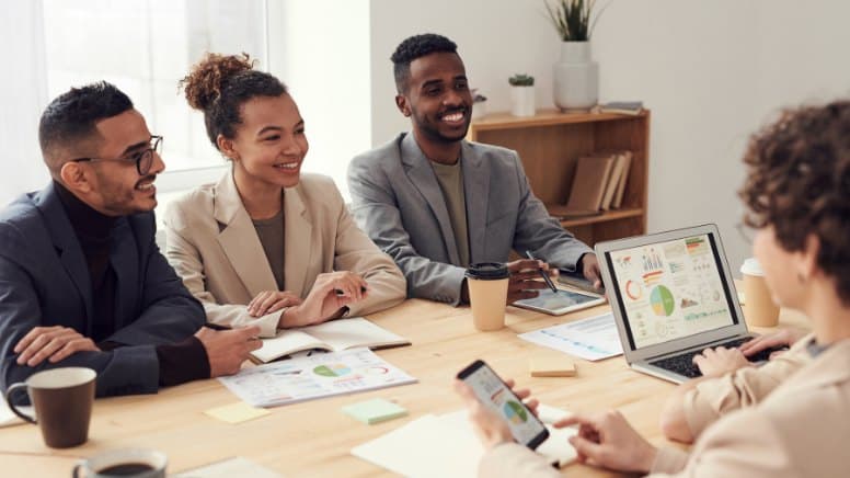 Une réunion pour l'optimisation des processus internes d'une entreprise EN 9100