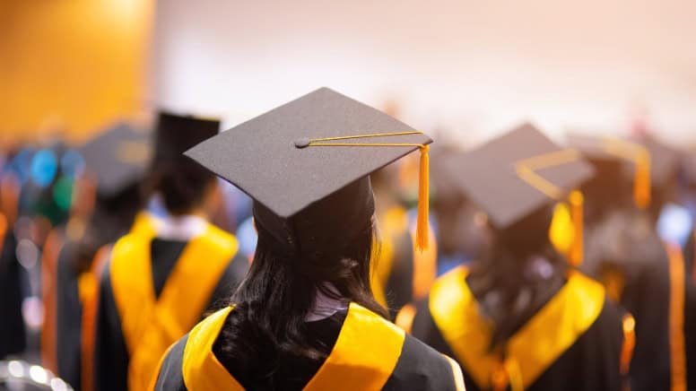 De nouveaux diplômés en ingénierie aéronautique